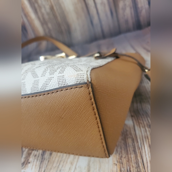 MICHAEL KORS  Hamilton Traveler Medium Top Zip Messenger Bag - Picture 7 of 14